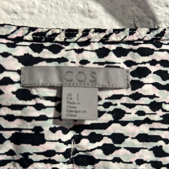 COS Abstract button down Top (oversized) - Picture 2 of 8